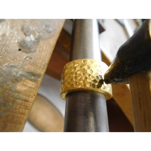 純金 指輪 鍛造リング 手作り 平打ち 槌目 槌目加工 太め 光沢 幅14ミリ＆肉厚3ミリ 17枚目の画像