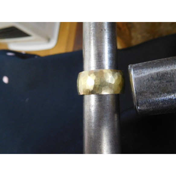 純金 指輪 鍛造リング 手作り 平甲丸 槌目 太め 幅10ミリ＆肉厚3ミリ くすみ加工 14枚目の画像