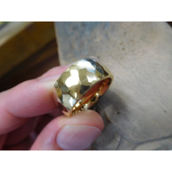 純金 指輪 鍛造リング 手作り 平甲丸 槌目 太め 幅10ミリ＆肉厚3ミリ くすみ加工 5枚目の画像