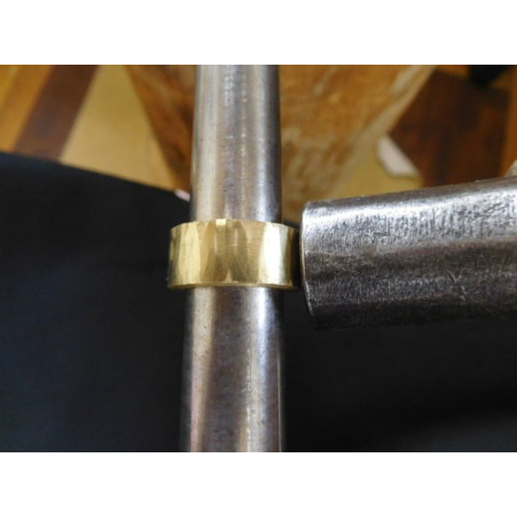 純金 指輪 鍛造リング 手作り 平甲丸 槌目 太め 幅10ミリ＆肉厚3ミリ くすみ加工 17枚目の画像