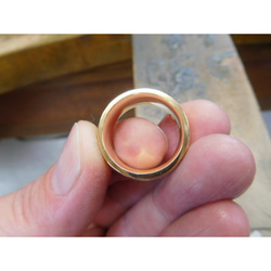 純金 指輪 鍛造リング 手作り 平甲丸 槌目 太め 幅10ミリ＆肉厚3ミリ くすみ加工 4枚目の画像