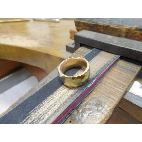 純金 指輪 鍛造リング 手作り 平甲丸 槌目 太め 幅10ミリ＆肉厚3ミリ くすみ加工 9枚目の画像