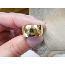 純金 指輪 鍛造リング 手作り 平甲丸 槌目 太め 幅10ミリ＆肉厚3ミリ くすみ加工 3枚目の画像