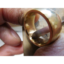 純金 指輪 鍛造リング 手作り 平甲丸 槌目 太め 幅10ミリ＆肉厚3ミリ くすみ加工 8枚目の画像