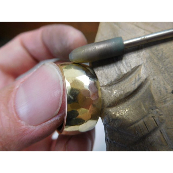 純金 指輪 鍛造リング 手作り 平甲丸 槌目 太め 幅10ミリ＆肉厚3ミリ くすみ加工 7枚目の画像