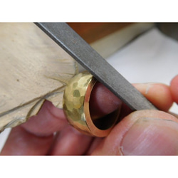 純金 指輪 鍛造リング 手作り 平甲丸 槌目 太め 幅10ミリ＆肉厚3ミリ くすみ加工 12枚目の画像