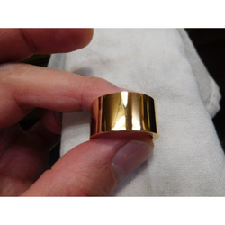純金 指輪 鍛造リング 手作り 平打ち 鏡面 光沢 重厚感がある幅12ミリ＆厚み3ミリ 2枚目の画像
