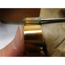 純金 指輪 鍛造リング 手作り 平打ち 鏡面 光沢 重厚感がある幅12ミリ＆厚み3ミリ 6枚目の画像