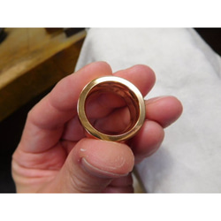 純金 指輪 鍛造リング 手作り 平打ち 鏡面 光沢 重厚感がある幅12ミリ＆厚み3ミリ 3枚目の画像
