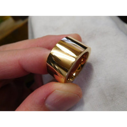 純金 指輪 鍛造リング 手作り 平打ち 鏡面 光沢 重厚感がある幅12ミリ＆厚み3ミリ 1枚目の画像