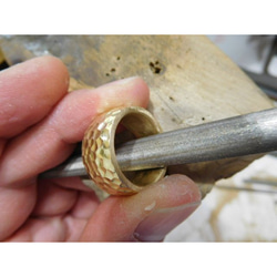 純金 指輪 鍛造リング 手作り 平甲丸 槌目 槌目加工 幅11ミリ＆厚み3ミリ 光沢 11枚目の画像