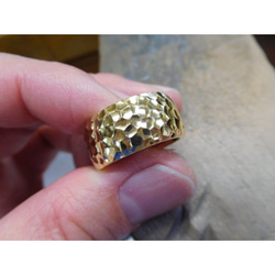 純金 指輪 鍛造リング 手作り 平甲丸 槌目 槌目加工 幅11ミリ＆厚み3ミリ 光沢 3枚目の画像
