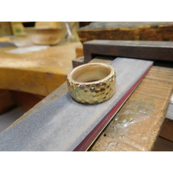 純金 指輪 鍛造リング 手作り 平甲丸 槌目 槌目加工 幅11ミリ＆厚み3ミリ 光沢 9枚目の画像