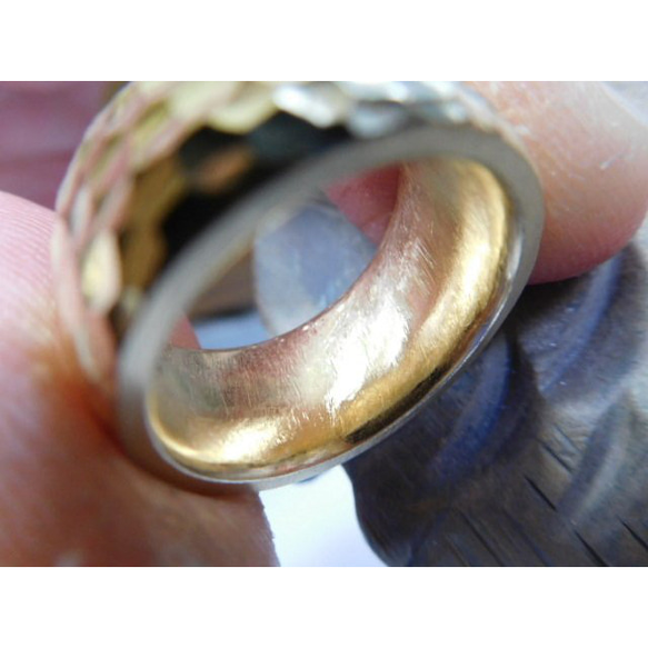 純金 指輪 鍛造リング 手作り 平甲丸 槌目 槌目加工 幅11ミリ＆厚み3ミリ 光沢 10枚目の画像