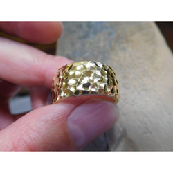 純金 指輪 鍛造リング 手作り 平甲丸 槌目 槌目加工 幅11ミリ＆厚み3ミリ 光沢 4枚目の画像