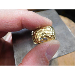 純金 指輪 鍛造リング 手作り 平甲丸 槌目 槌目加工 幅11ミリ＆厚み3ミリ 光沢 13枚目の画像