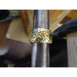 純金 指輪 鍛造リング 手作り 平甲丸 槌目 槌目加工 幅11ミリ＆厚み3ミリ 光沢 15枚目の画像