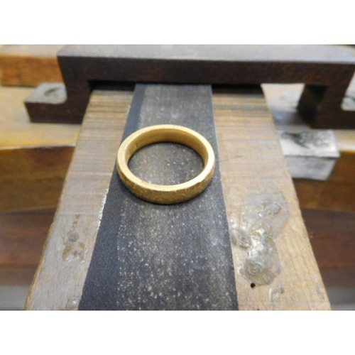 純金 指輪 鍛造リング 甲丸 槌目 槌目模様 幅4.5ミリ&肉厚2.3 純金 指輪 鍛造リング 甲丸 槌目 槌目模様 幅4.5ミリ&肉厚2.3