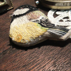 シジュウカラ　ブローチ　ビーズ　ハンドメイド　手刺繍　刺繍　木苺 4枚目の画像