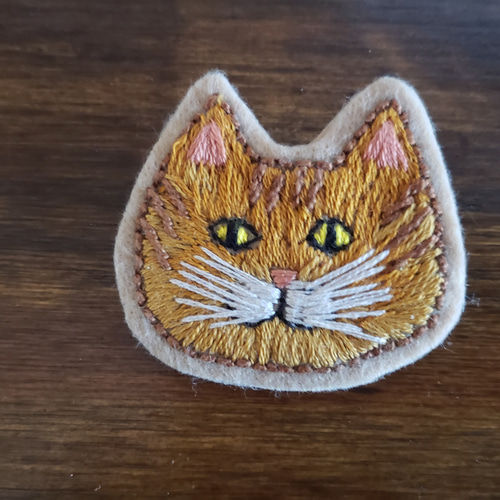 刺繍ブローチ （ぶさカワ茶猫） ブローチ makomaro 通販｜Creema