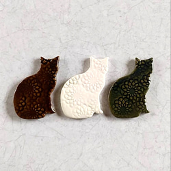 《送料無料》陶の切子風箸置き【大きなお座り猫(3色)】 1枚目の画像