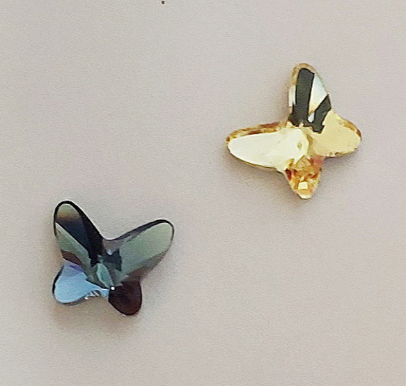 【オーストリア製　swarovski　蝶　デニムブルー　青と黄色（８ｍｍ）の　幸運のピアス】 4枚目の画像