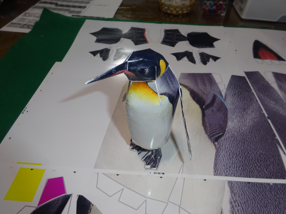 スーパーリアルペーパークラフト　おうさまペンギン　11ｃｍ　　A4写真1枚 2枚目の画像