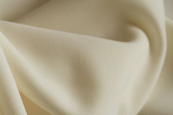 NO.4 薄地ストレッチ綾織りのトリアセテートサテンジョーゼット  OFF WHITE 1枚目の画像