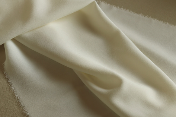 NO.4 薄地ストレッチ綾織りのトリアセテートサテンジョーゼット  OFF WHITE 6枚目の画像