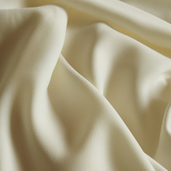 NO.4 薄地ストレッチ綾織りのトリアセテートサテンジョーゼット  OFF WHITE 3枚目の画像