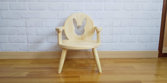 【すべての角が丸い】プレゼント 木製子供椅子　パイン材　変化椅子　キッズチェア 全ての角が丸いウサギさんの可愛い子供イス 丸いひじ掛け付き キッズ