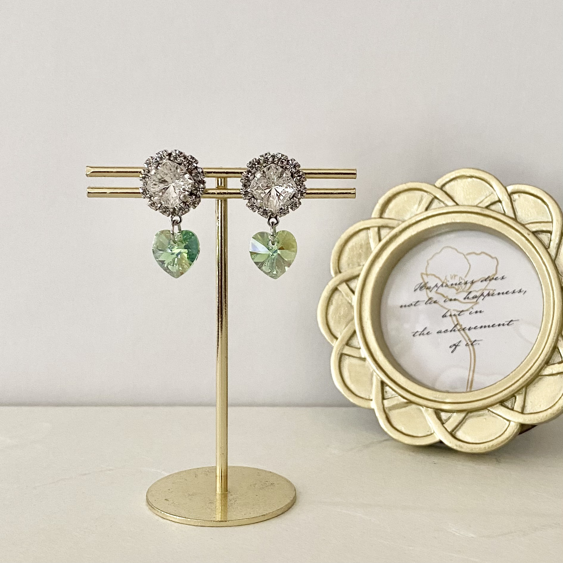 ハートのクリスタルが揺れるイヤリング　（グリーン・シルバー）　バレエ