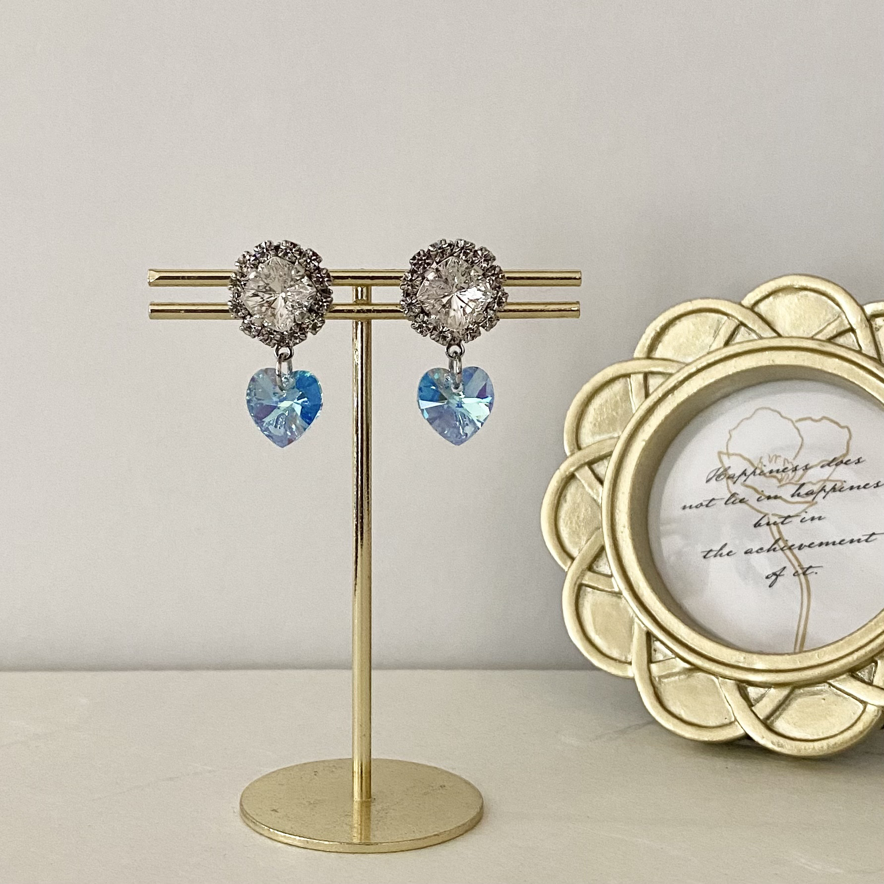 ハートのクリスタルが揺れるイヤリング　（アクアマリン・シルバー）　バレエ