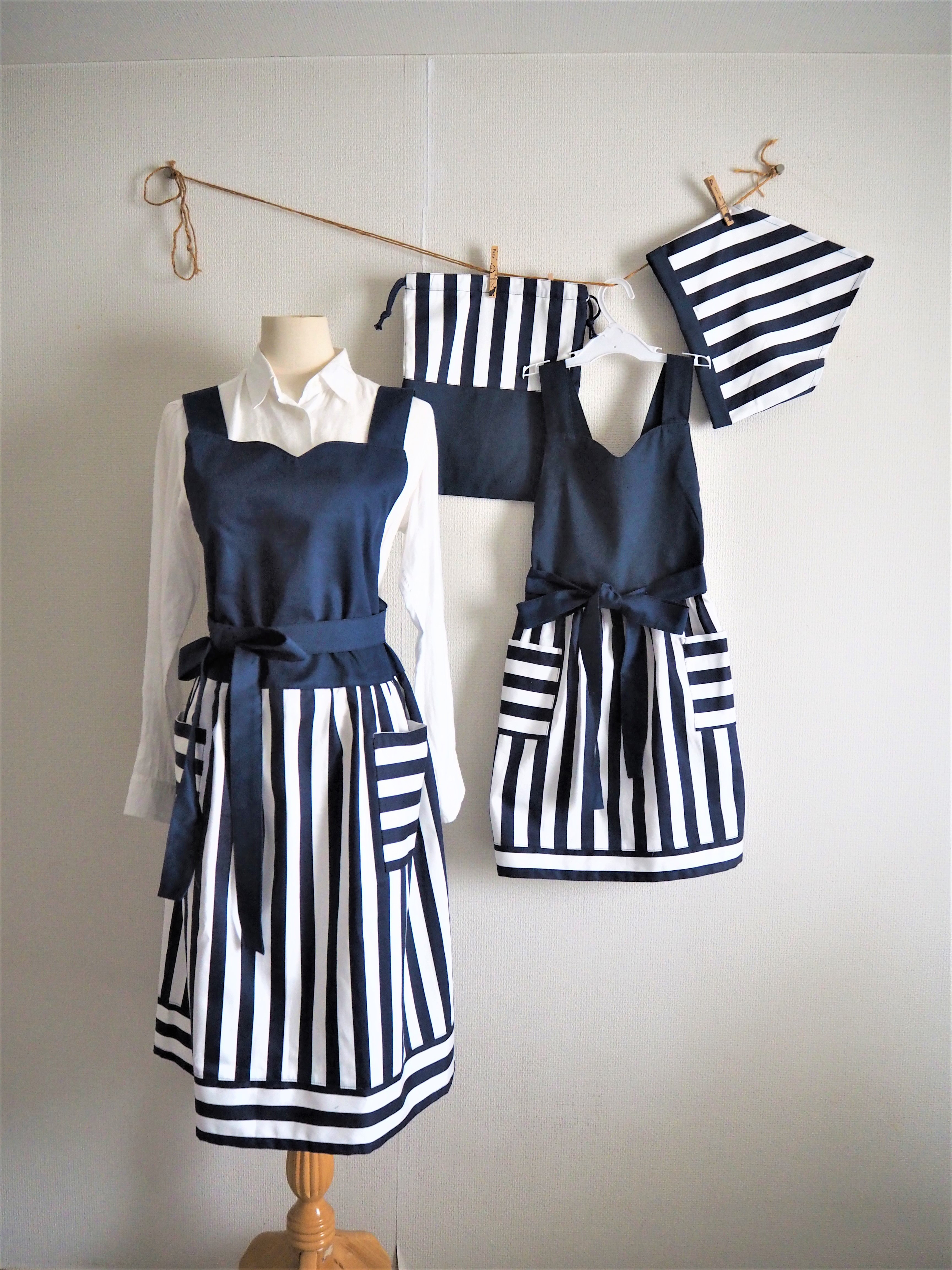 ★親子エプロン★好評　綿麻　紺色のボーダーでスッキリオシャレな親子エプロン　子供用１３０～１５０ｃｍ　三角巾・巾着付き