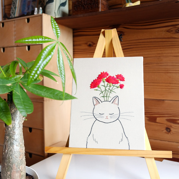手刺繍ファブリックパネル「夢見る猫/カーネーション」 2枚目の画像