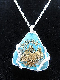 磁器に色付け焼成。ゴールドプリントを焼き付け、縁と作品の上に銀粘土のコラボペンダント