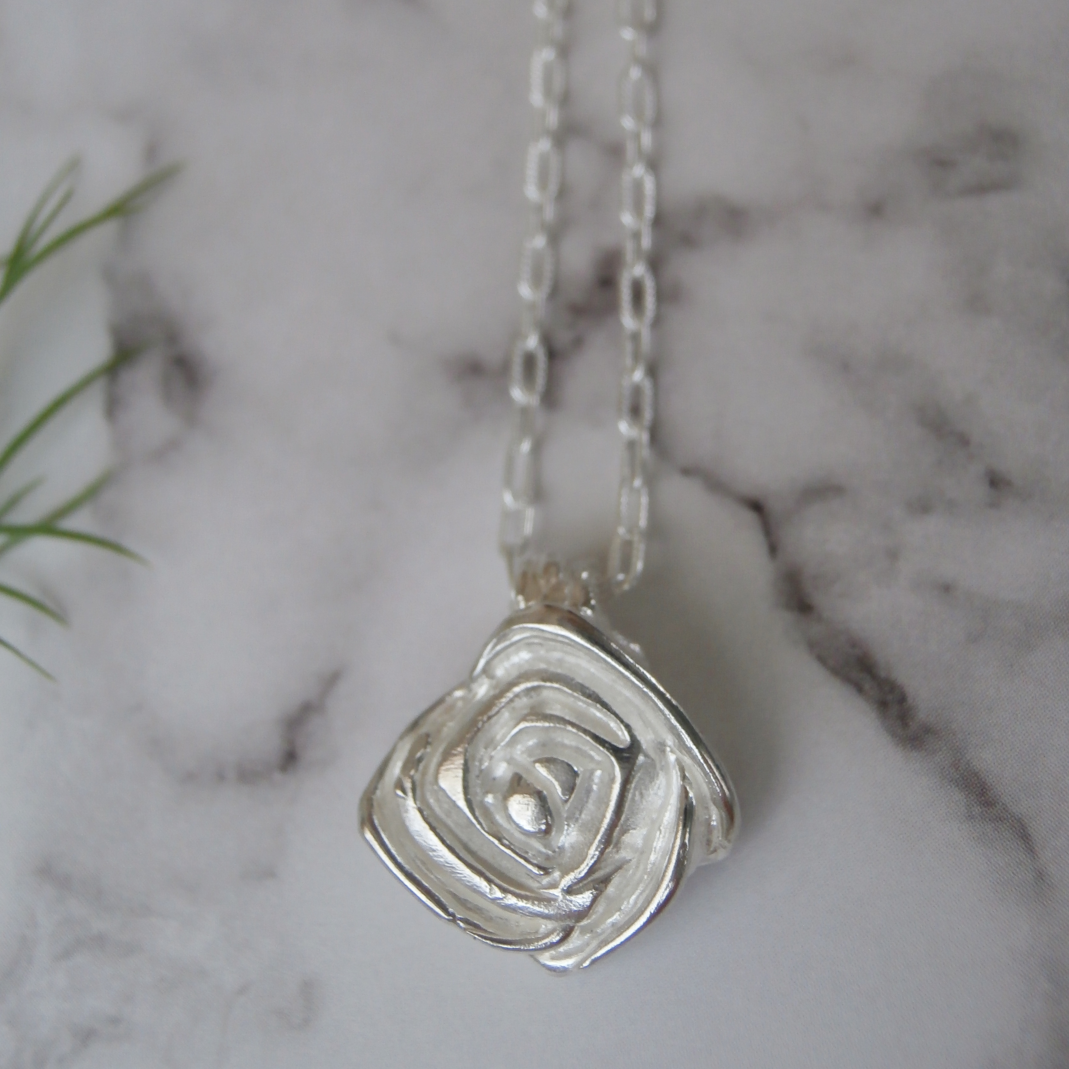 薔薇のペンダント