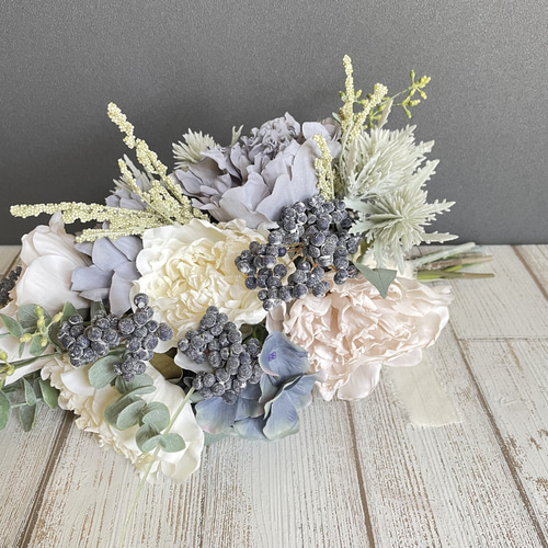 グレーブルーピオニーのエレガントクラッチブーケブートニア付き
