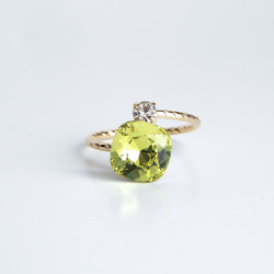 柑橘綠 | 民間戒指「光之舞」10mm 墊形切割水晶 | 黃綠 黃綠 第4張的照片
