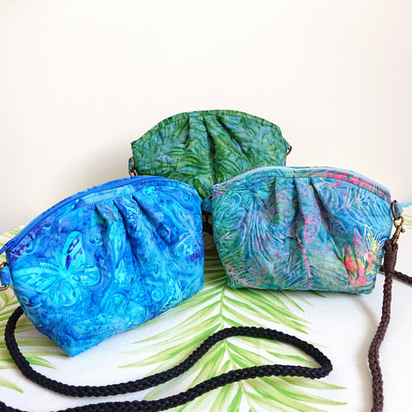 【SALE】インドネシアバティックのバルーン型ショルダーポーチ(ブルー/蝶) 9枚目の画像