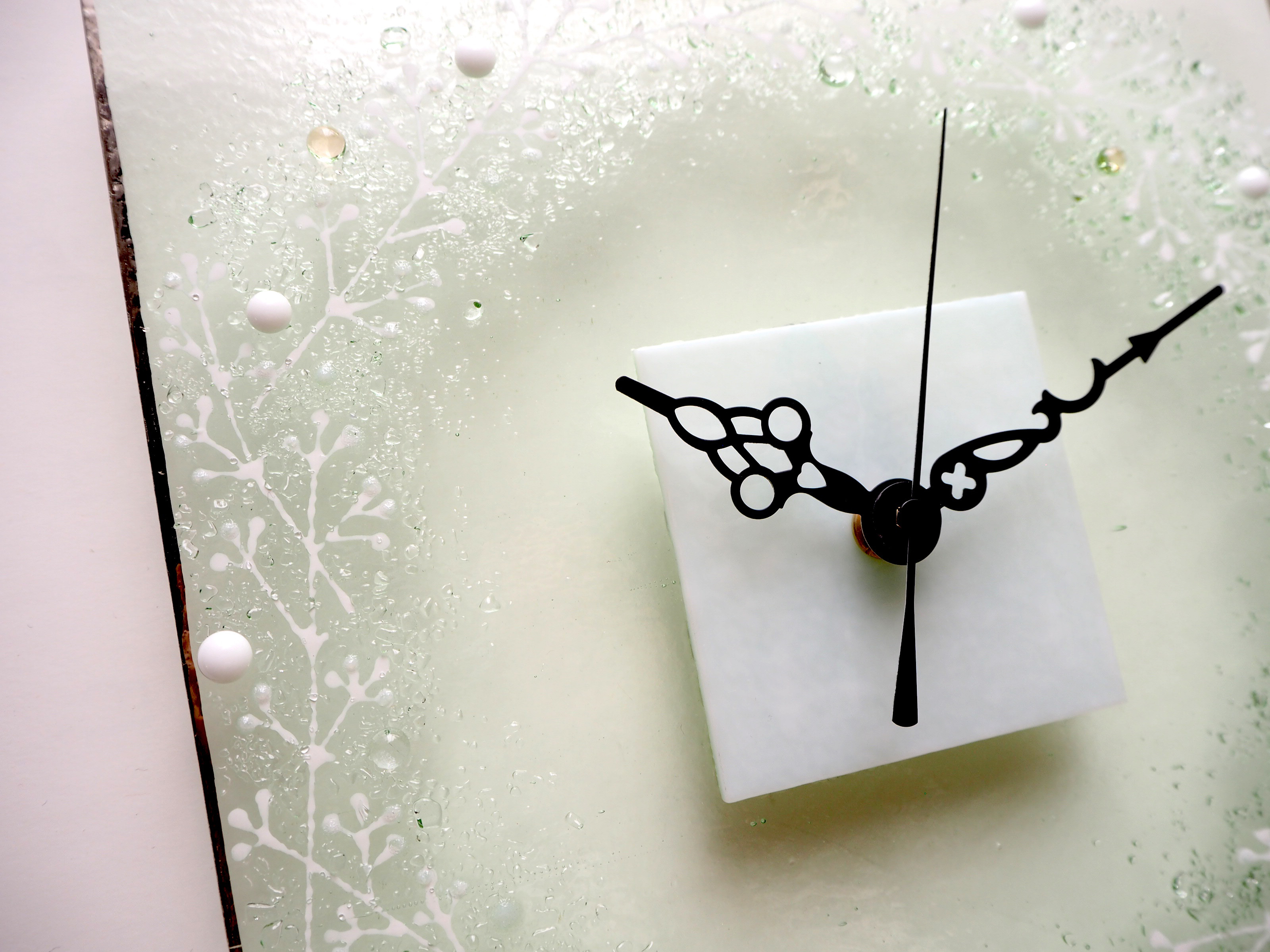 銀彩の縁取り【即納】かすみ草の壁掛け時計（L）電波時計に変更可