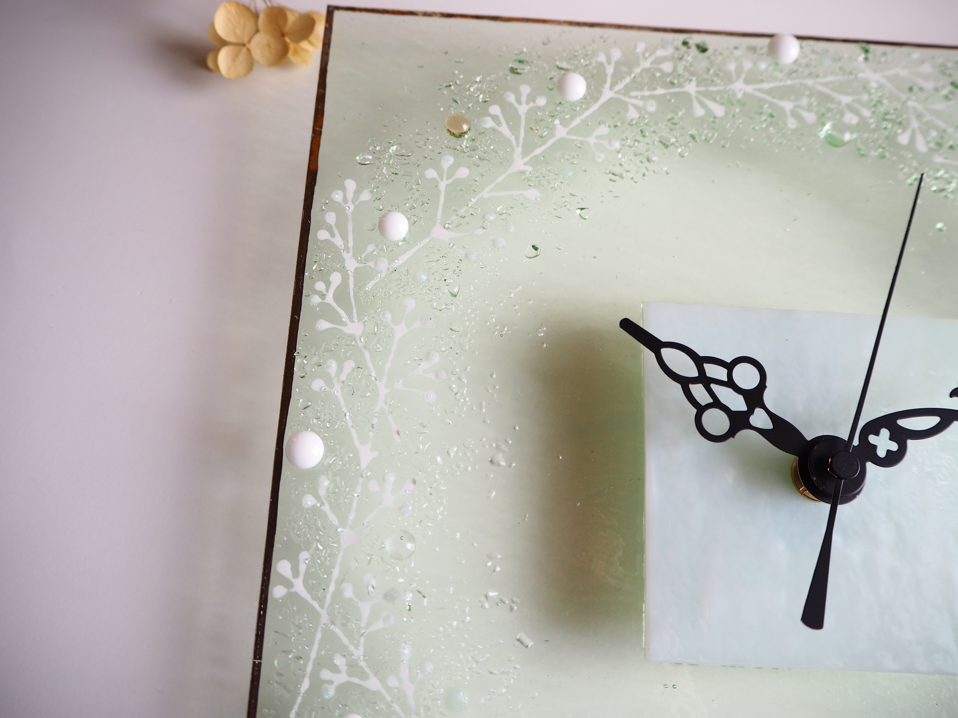 銀彩の縁取り【即納】かすみ草の壁掛け時計（L）電波時計に変更可