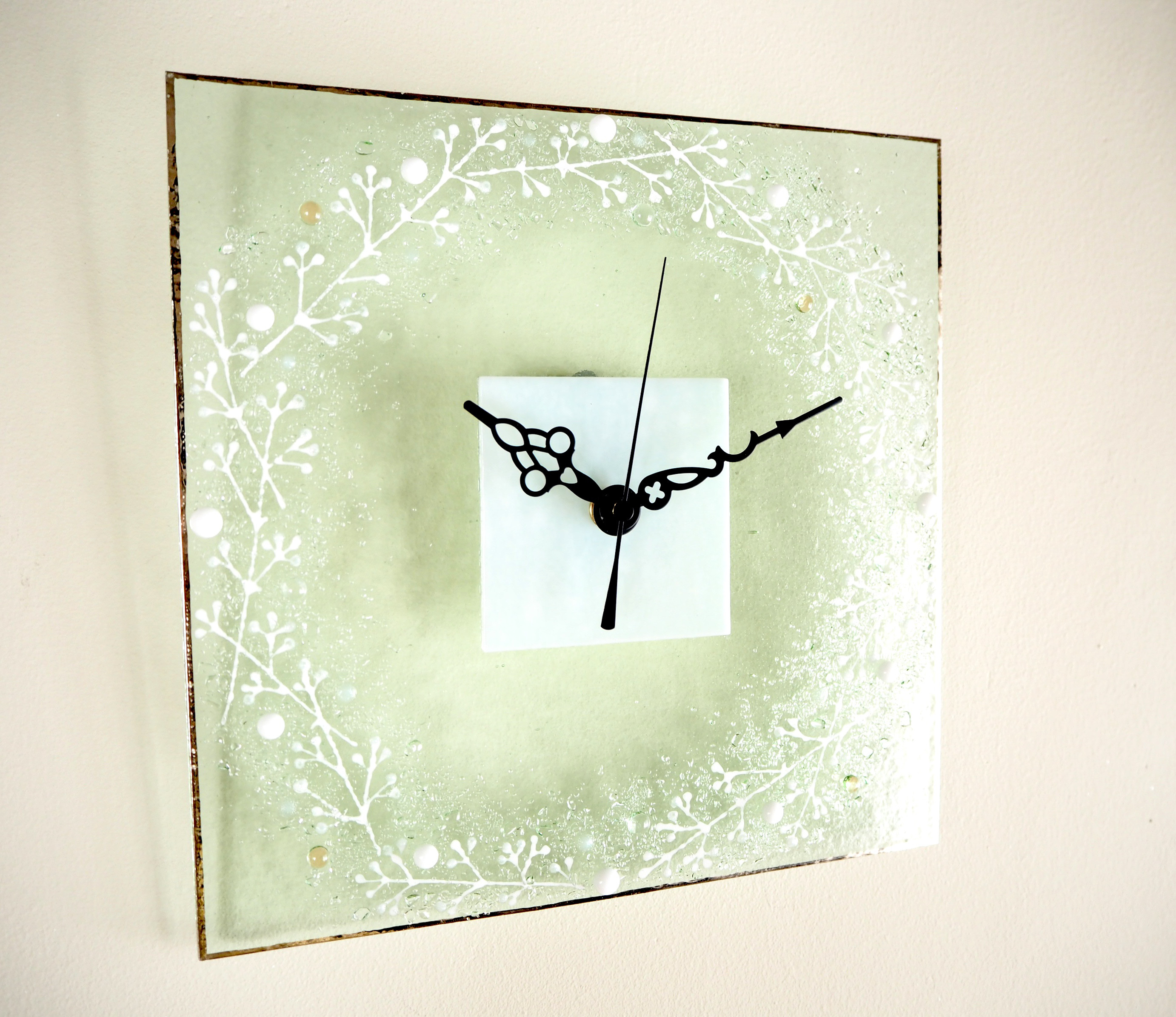 銀彩の縁取り【即納】かすみ草の壁掛け時計（L）電波時計に変更可