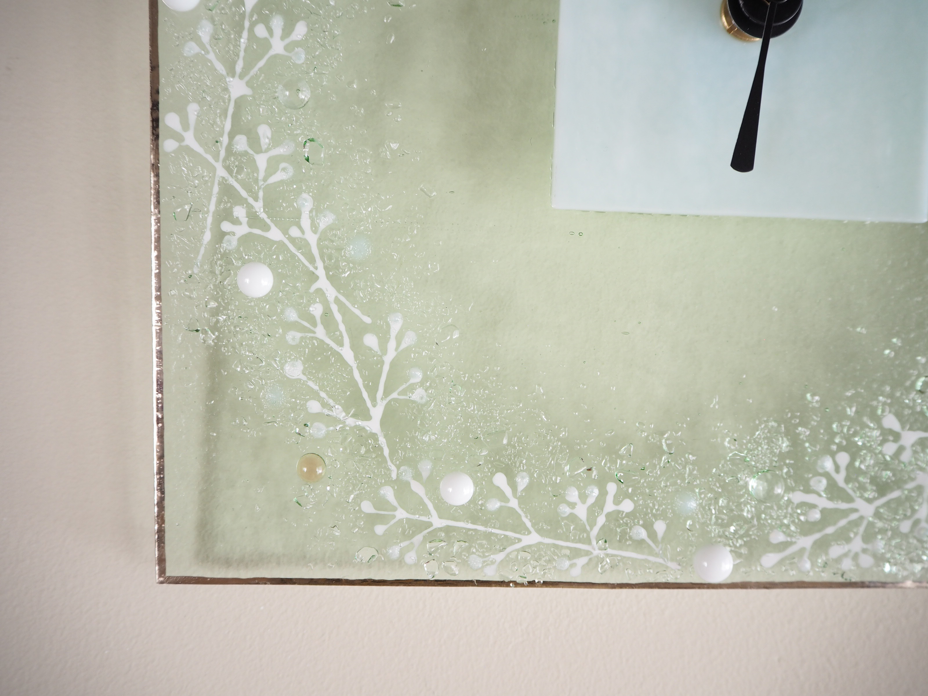 銀彩の縁取り【即納】かすみ草の壁掛け時計（L）電波時計に変更可