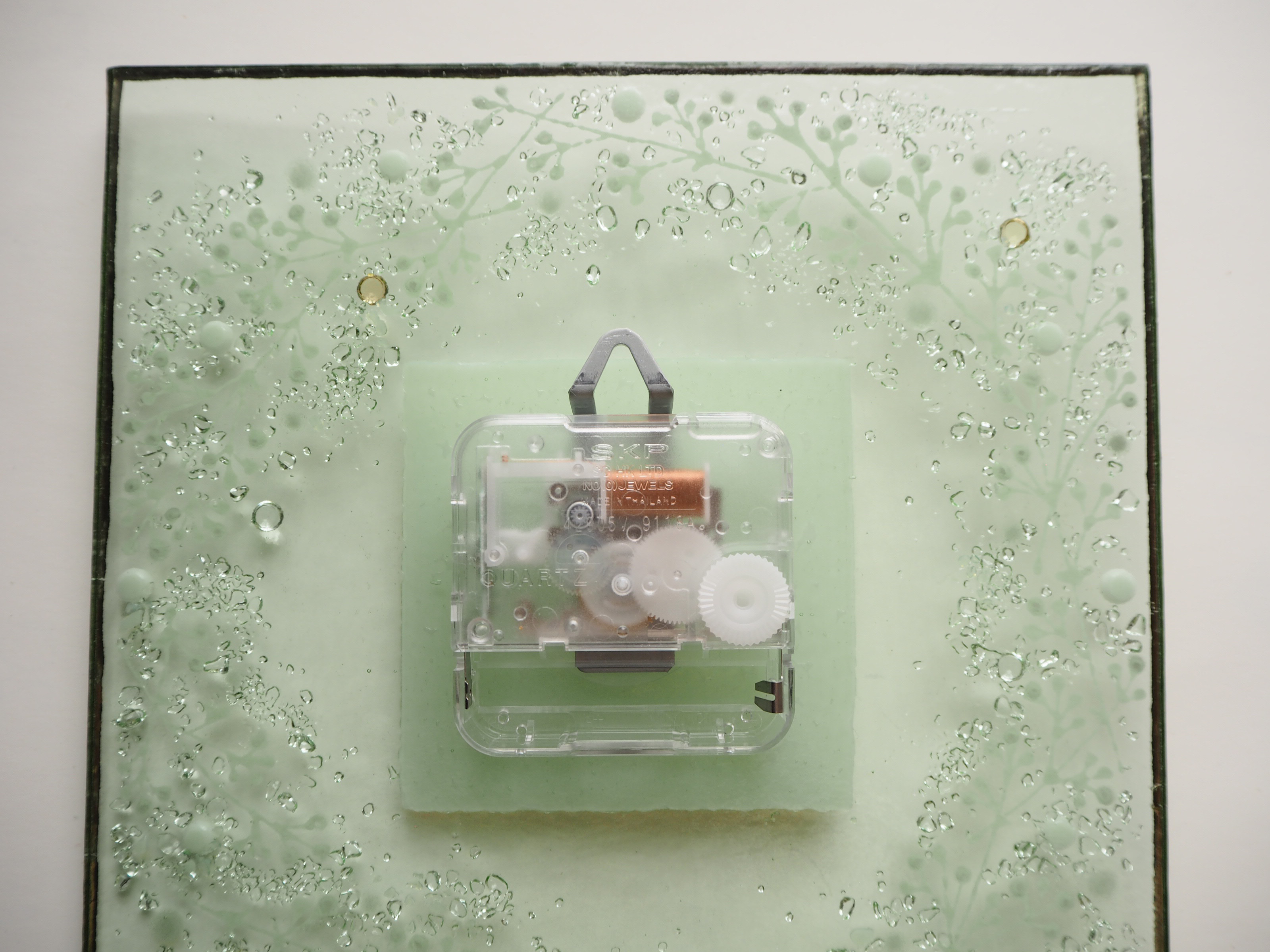 銀彩の縁取り【即納】かすみ草の壁掛け時計（L）電波時計に変更可