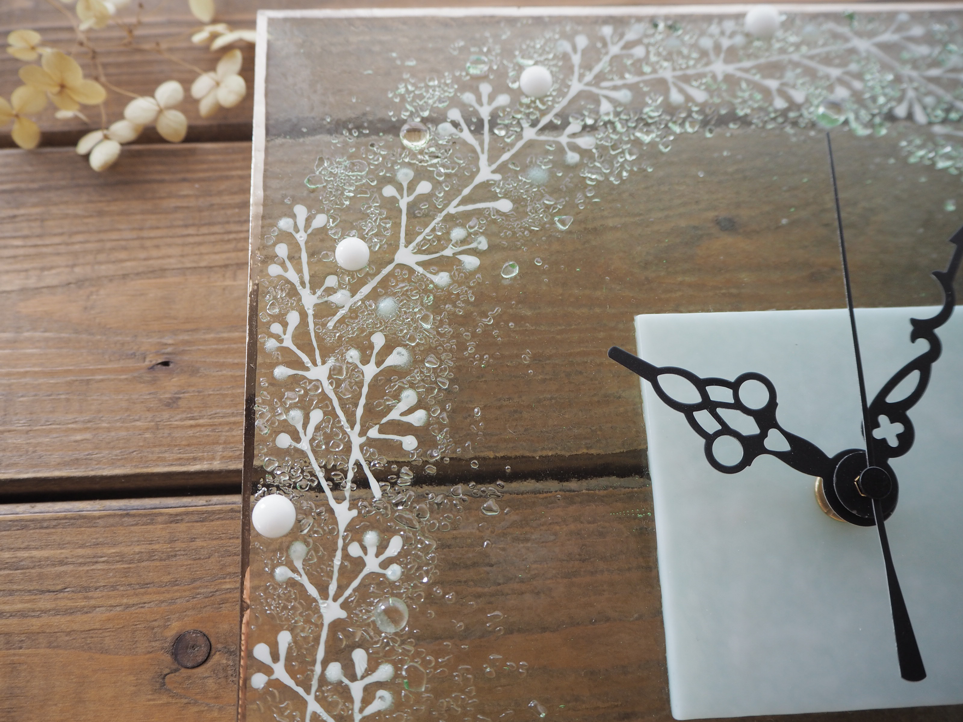 銀彩の縁取り【即納】かすみ草の壁掛け時計（L）電波時計に変更可