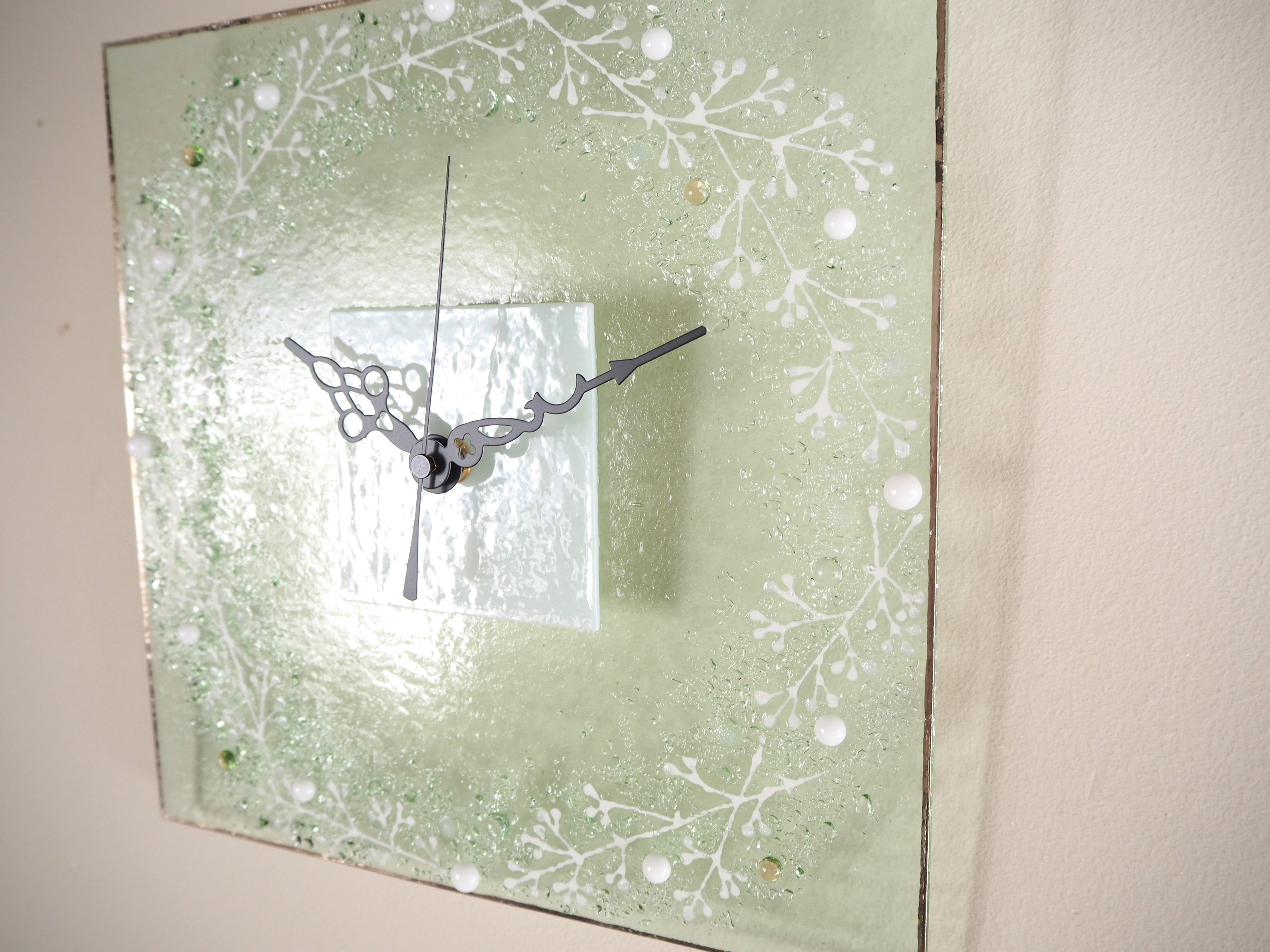 銀彩の縁取り【即納】かすみ草の壁掛け時計（L）電波時計に変更可