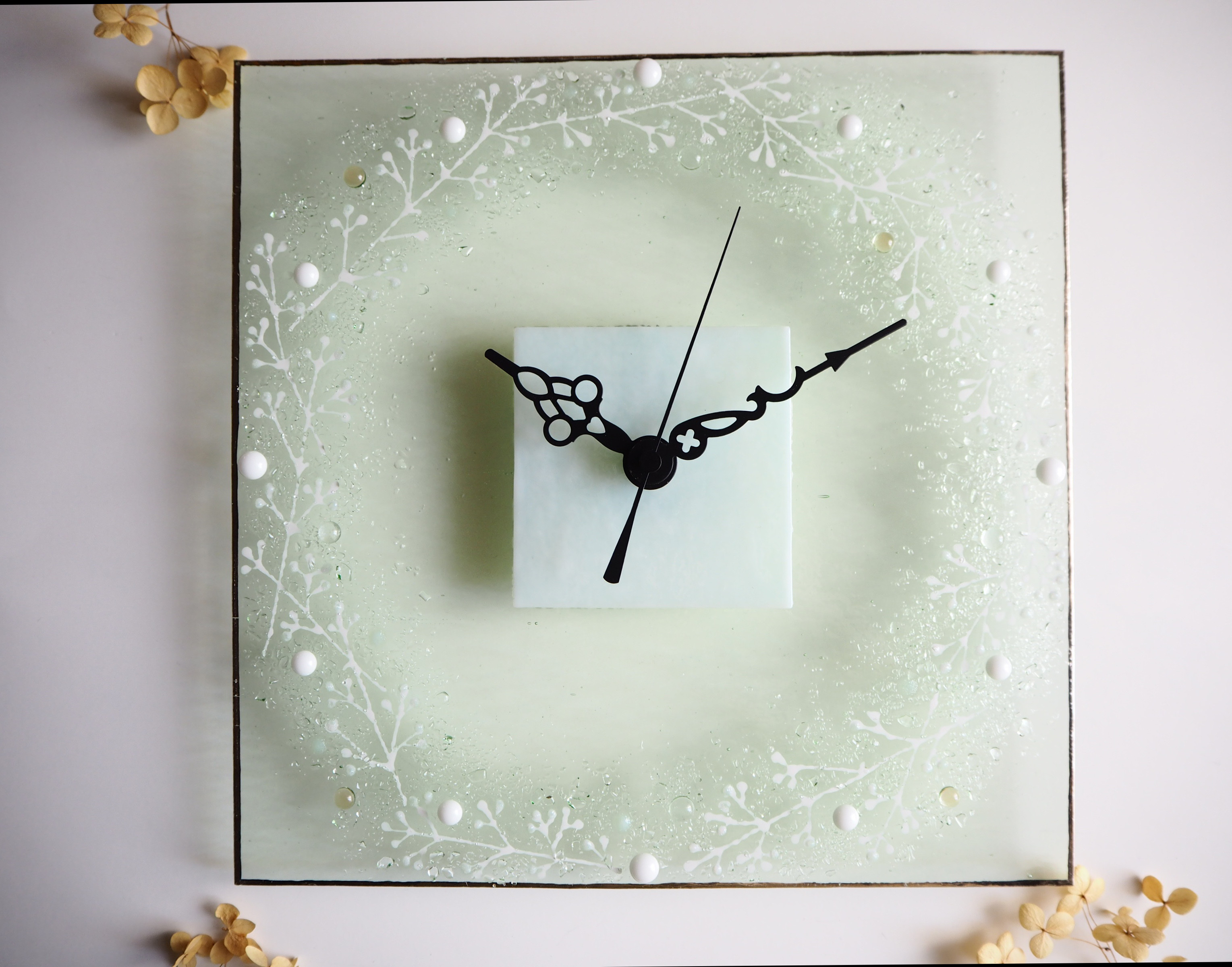 銀彩の縁取り【即納】かすみ草の壁掛け時計（L）電波時計に変更可