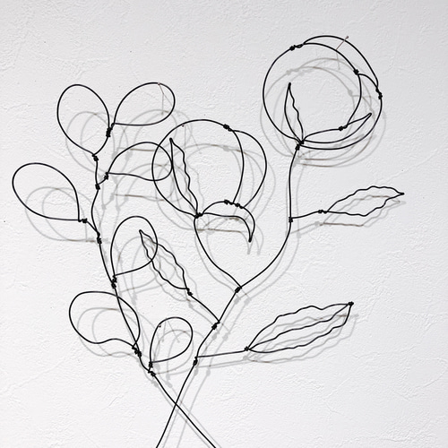 綿花とユーカリ」空間になじむワイヤーアート｜シンプルインテリアの壁