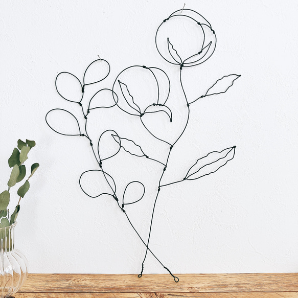 綿花とユーカリ」空間になじむワイヤーアート｜シンプルインテリアの壁